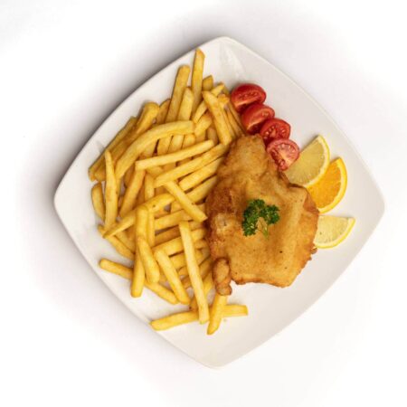 Sajttaltöltött karaj + hasábburgonya+ savanyúság (1,3,7)